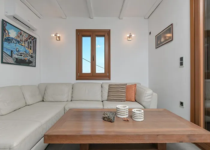 4 Bedroom Valerie With Private Swimming Pool